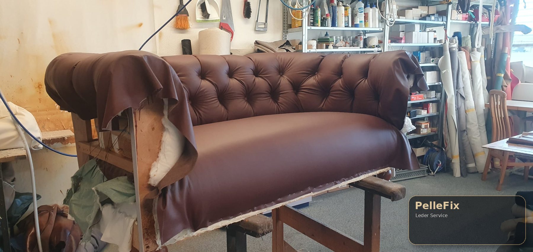 Ledersofa während der Neubelederung in der Werkstatt