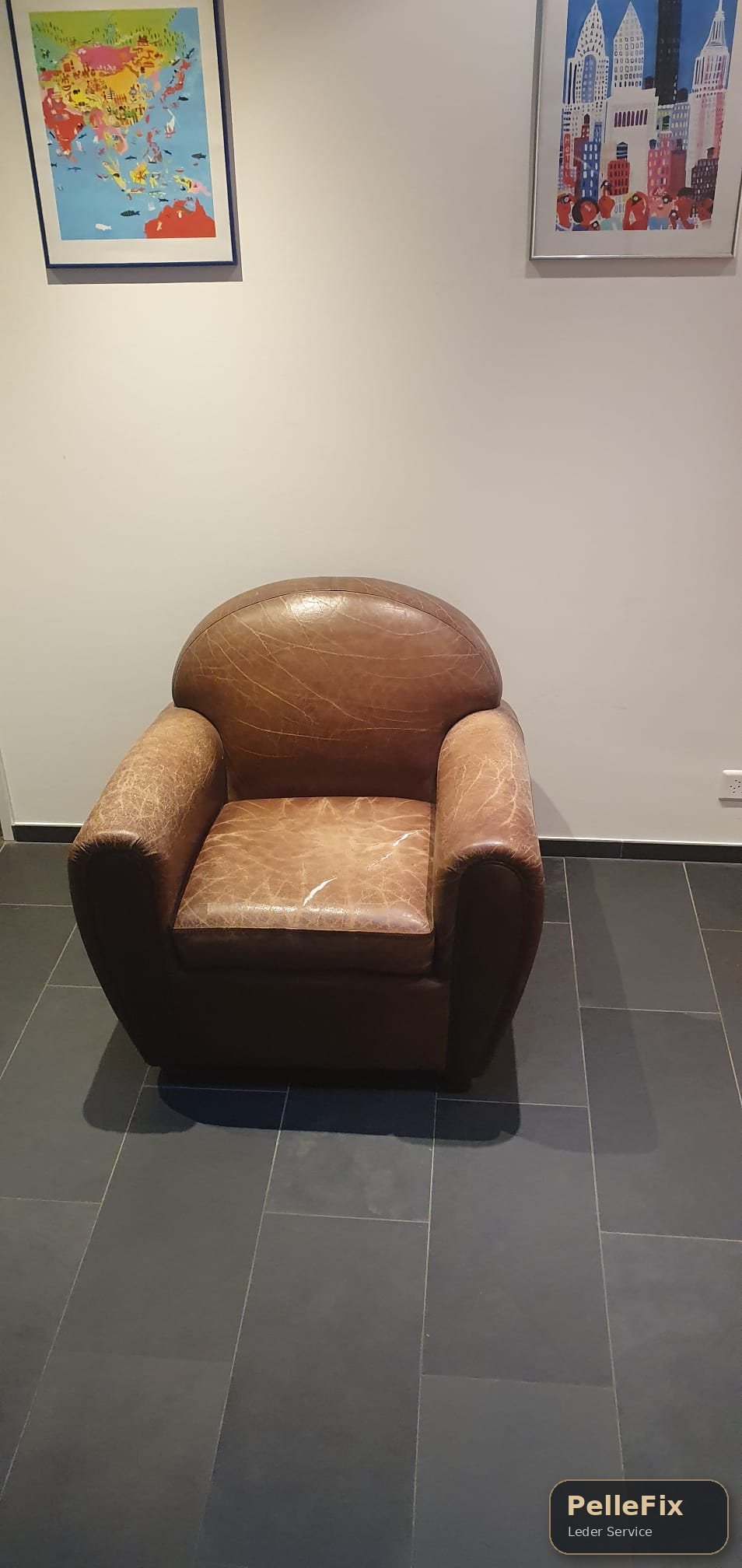 Brauner Clubsessel vor der Aufbereitung
